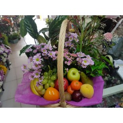 Cesta con flores y fruta